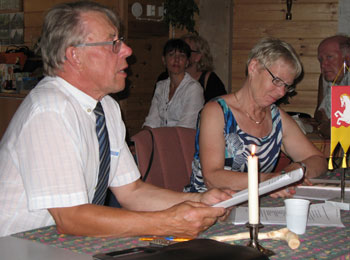 Pöydän takaa
