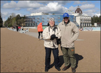 ￼Terijoen rantabulevardilla: Ritva ja Heimo Kukkamaa.