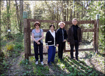 Polviselän Tattiportilla: vas. Heli Kukkonen, Aura Kukkonen, Tuula ja Heikki Ventola.
