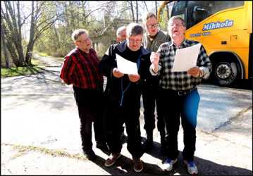 ￼”Nokkosen kvintetti” johtaa laulua Pihlaisissa.