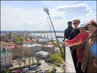 ￼￼￼Viipurin linnan tornissa: Jyrki Tammisalo, Aura Kukkonen ja Merja Ojanen.