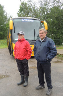 Matkanjohtaja Jorma  Kirjavainen ja kuljettaja Matti Mikkola.