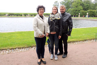 ￼Pirjo Vainio-Lehtonen, Maria ja Pekka Lehtonen Pietarhovissa.