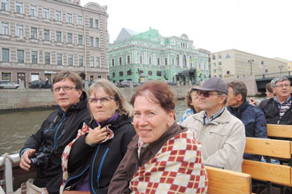 ￼Kanavaristeilyllä eturivissä Raino ja Lea Puranen ja Merja Ojanen.