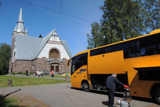 ￼Räisälän kirkko, kenttäkahvit valmisteilla.