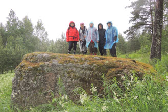 Kirkkokivellä Pihlaisissa vas. Riitta Ojala, Ritva Nurkka, Aune Kurvinen, Merja Ojanen ja Lea Puranen